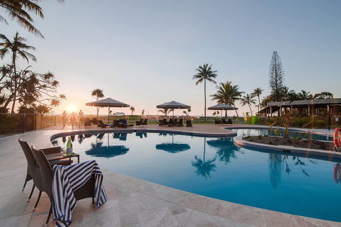 Tangalooma Island Resort Whale Watching Day Cruise With Dolphin Feeding - Kingaroy Accommodation 4